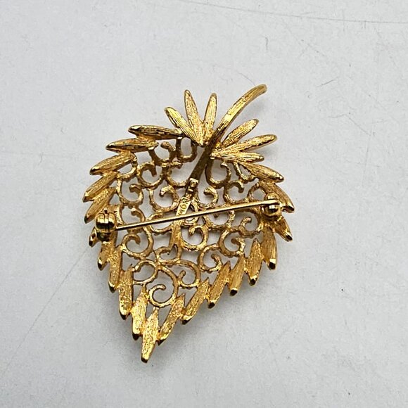 Vintage Signed MONET Brushed Textured Gold Tone STRAWBERRY Pin Brooch - Picture 3 of 4